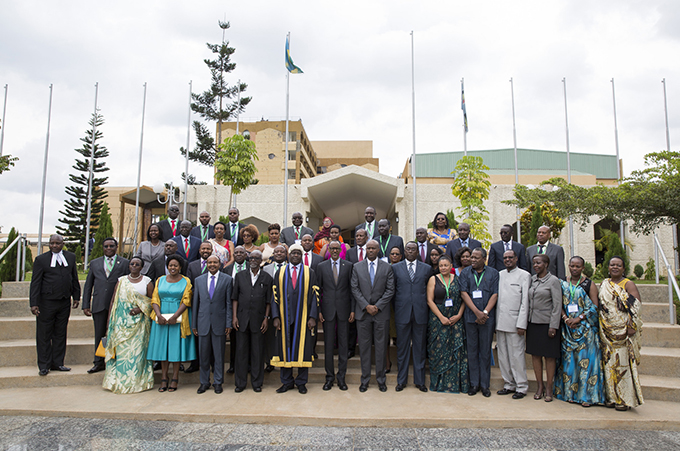 ifoto y'Urwibutso na Perezida Kagame nyuma yo gutangiza Inama ya EALA iri kubera mu Rwanda 