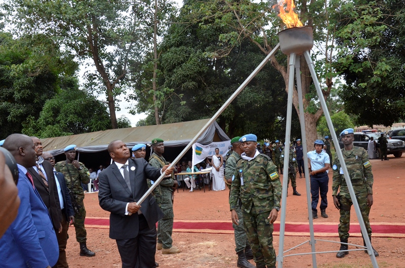 Perezida Touadera acana urumuri rw'icyizere ahabereye umuhango wo kwibuka mu Kigo cy'Ingabo z'u Rwanda i Bangui