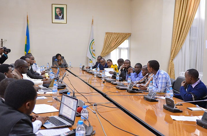 Abanyamakuru basobanuriwe imyanzuro y'inama y'abaminisitiri ngo bayigeze ku baturarwanda.