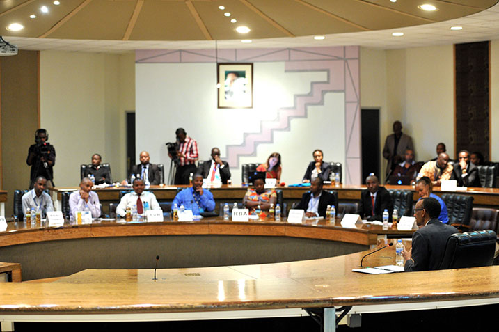 Perezida Kagame yasobanuriye abanyamakuru ko abashaka ko azakomeza kuyobora u Rwanda nyuma ya 2017 bafite akazi ko kubimwumvisha.