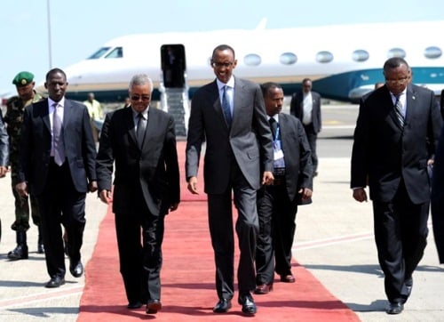 Perezida Paul Kagame akigera ku kibuga cy