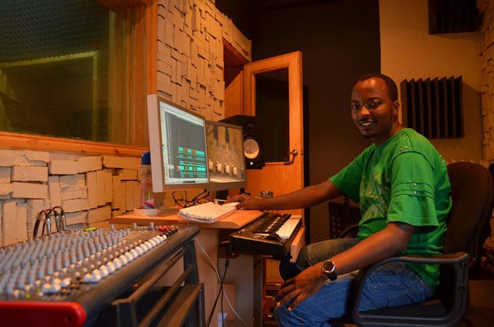 Producer Bob mu kazi ko gutunganya indirimbo.