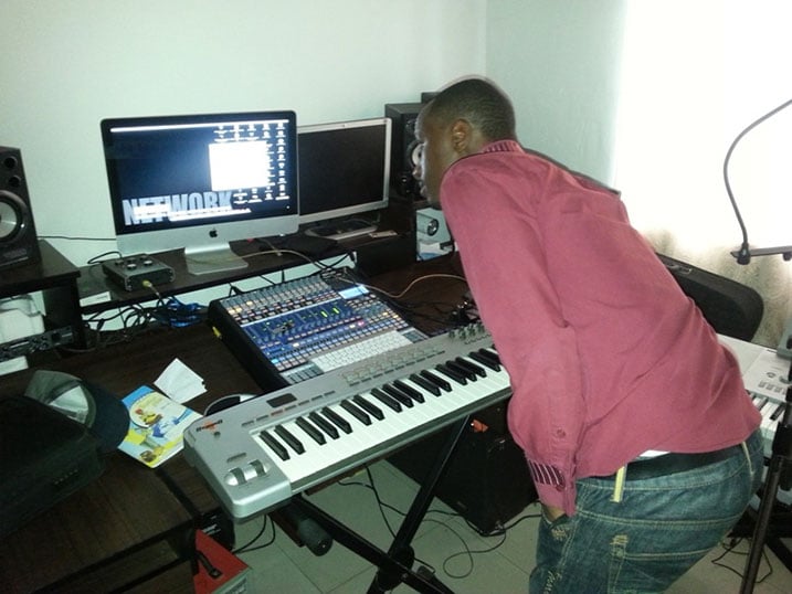 Producer Maurix ari gutunganya indirimbo muri Maurix Music Studio.