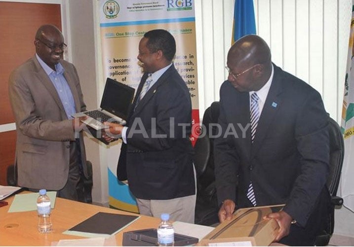 Prof Shyaka Anastase, Umuyobozi wa RGB, ashyikiriza inkunga ya mudasobwa Umuyobozi wa FPN, Theodore Ntarindwa.