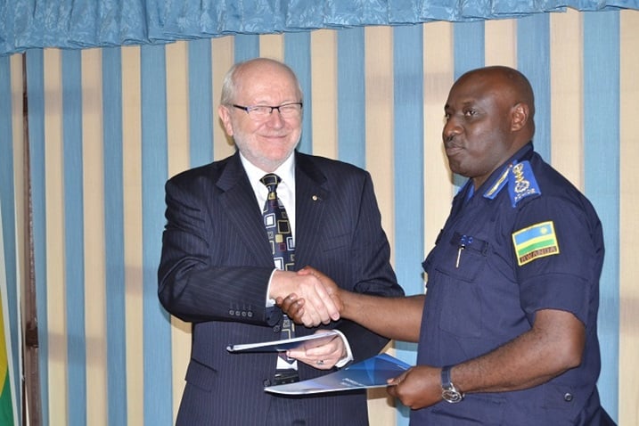 Prof James ahererekanya amasezerano na Komiseri mukuru wa Polisi, Emmanuel Gasana.