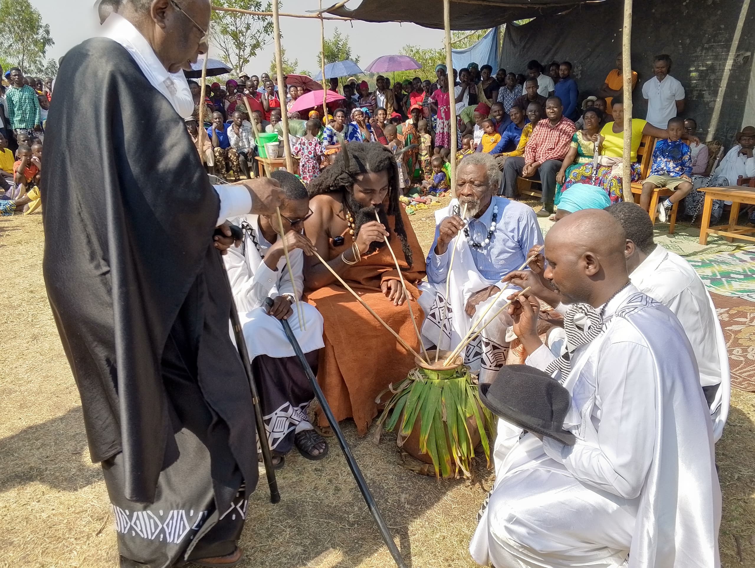 Prof. Nyagahene, Dr. Rusa, na Muganga Rutangarwamaboko basangira intango y'amarwa kwa Sekuru wa Rutangarwamaboko