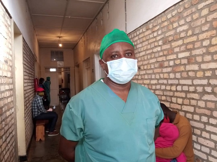 Prof. Faustin Ntirenganya ukuriye itsinda ry'abaganga bari kuvura abafite ubusembwa ku mubiri