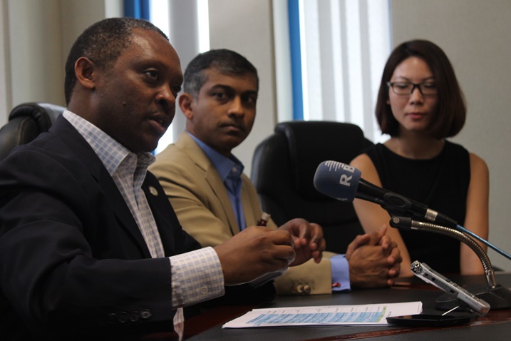 Prof. Shyaka ari kumwe n'izi mpuguke zo muri Singapore.
