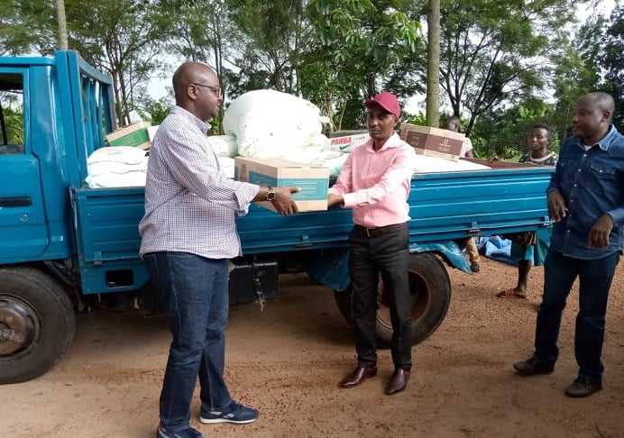 Prosper (iburyo) na bagenzi be baturutse i Kigali batanze imfashanyo mu Murenge wa Muhazi