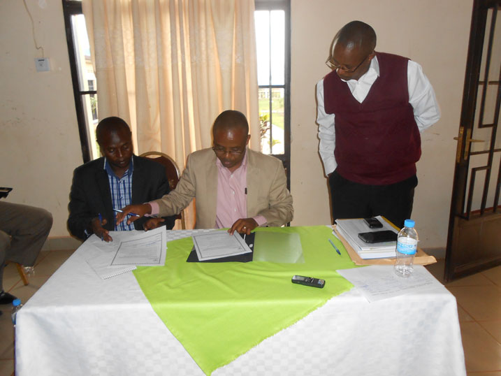 Murayire na Tihabyona bahererekanya ububasha ku buyobozzi bw