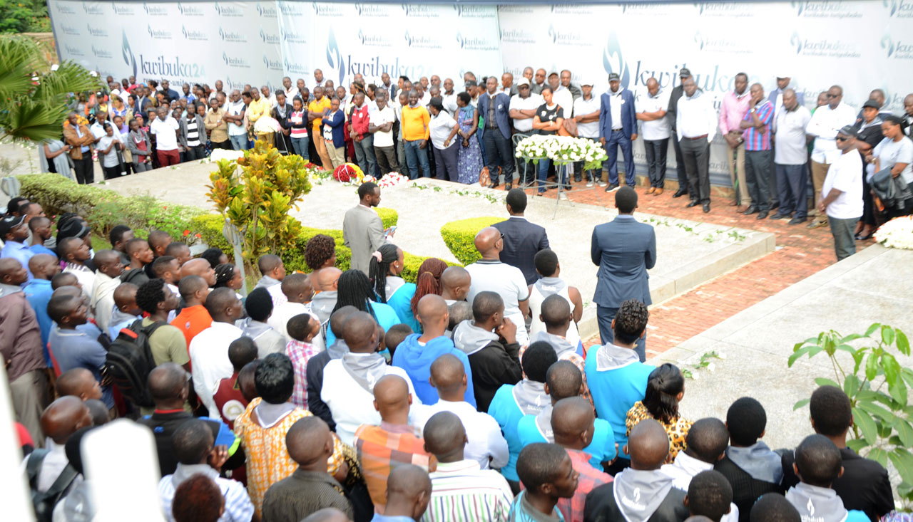 Umuyobozi wa PSF, Robert Bafakurera yunamiye abari abikorera bashyinguwe mu rwibutso rwa Jenoside ku Gisozi