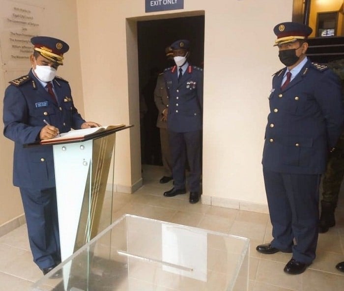Lt-General Salem Bin Hamad Al-Nabit yandika mu gitabo cy