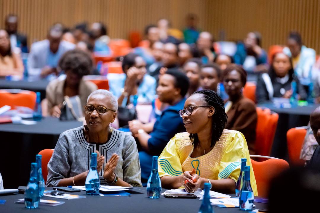 Radegonde Ndejuru na Minisitiri Bayisenge bari mu bitabiriye ibyo biganiro