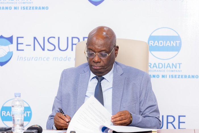 Umuyobozi Mukuru wa Radiant, Mariko Rugenera, ashyira umukono ku masezerano
