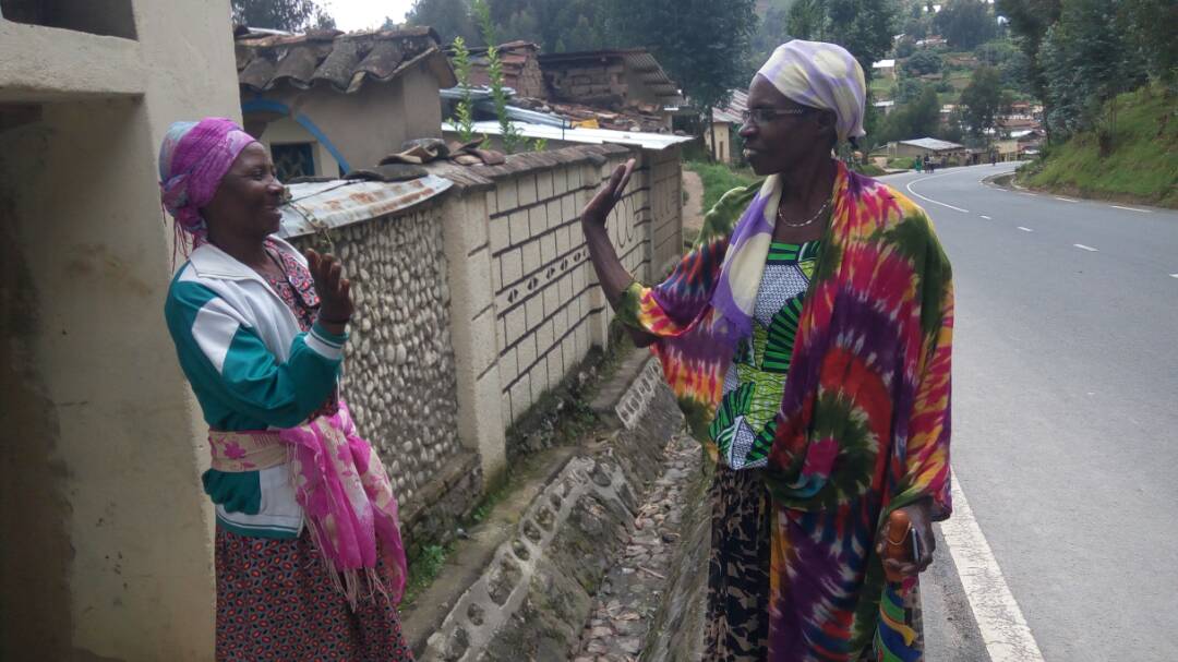 Nyirabanze Clemence uri iburyo aganira n'umuturanyi we 