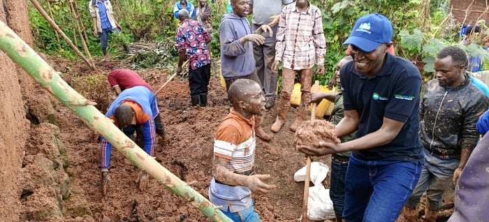 Meya w'Akarere ka Musanze Ramuli Janvier yifatanyije n'abaturage mu muganda rusange aho bubakiye umuturage