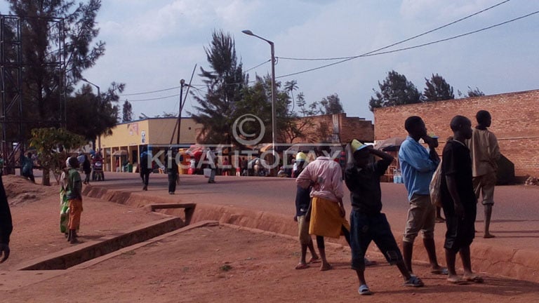 Abana bo mu muhanda barushaho kwiyongera mu dusantere dutandukanye twa Huye
