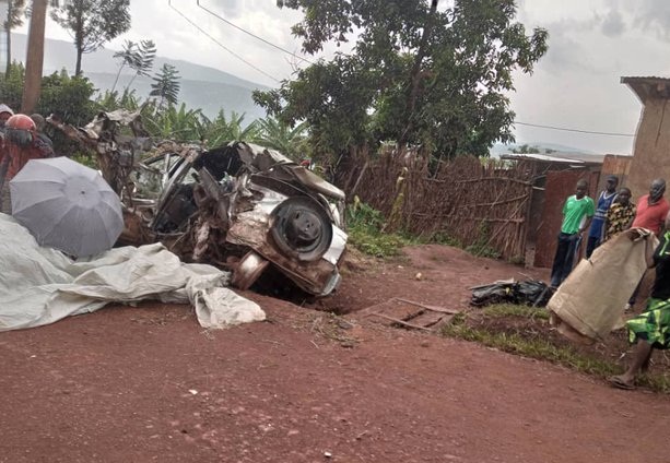 Imodoka ya RAV 4 yagonzwe n'iyo kamyo