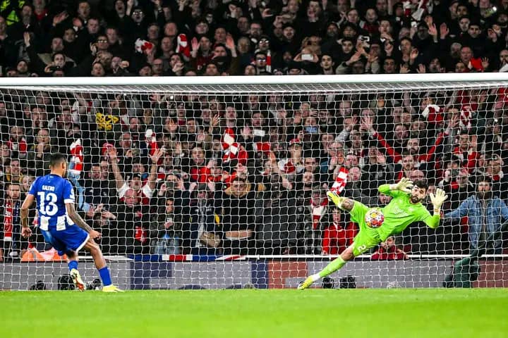 David Raya akuramo penaliti ya Wenderson Galeno yatumye Arsenal ihita igera muri 1/4