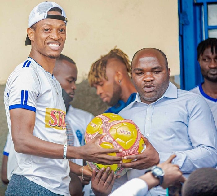 Kapiteni wungirije Ndizeye Samuel atanga imipira