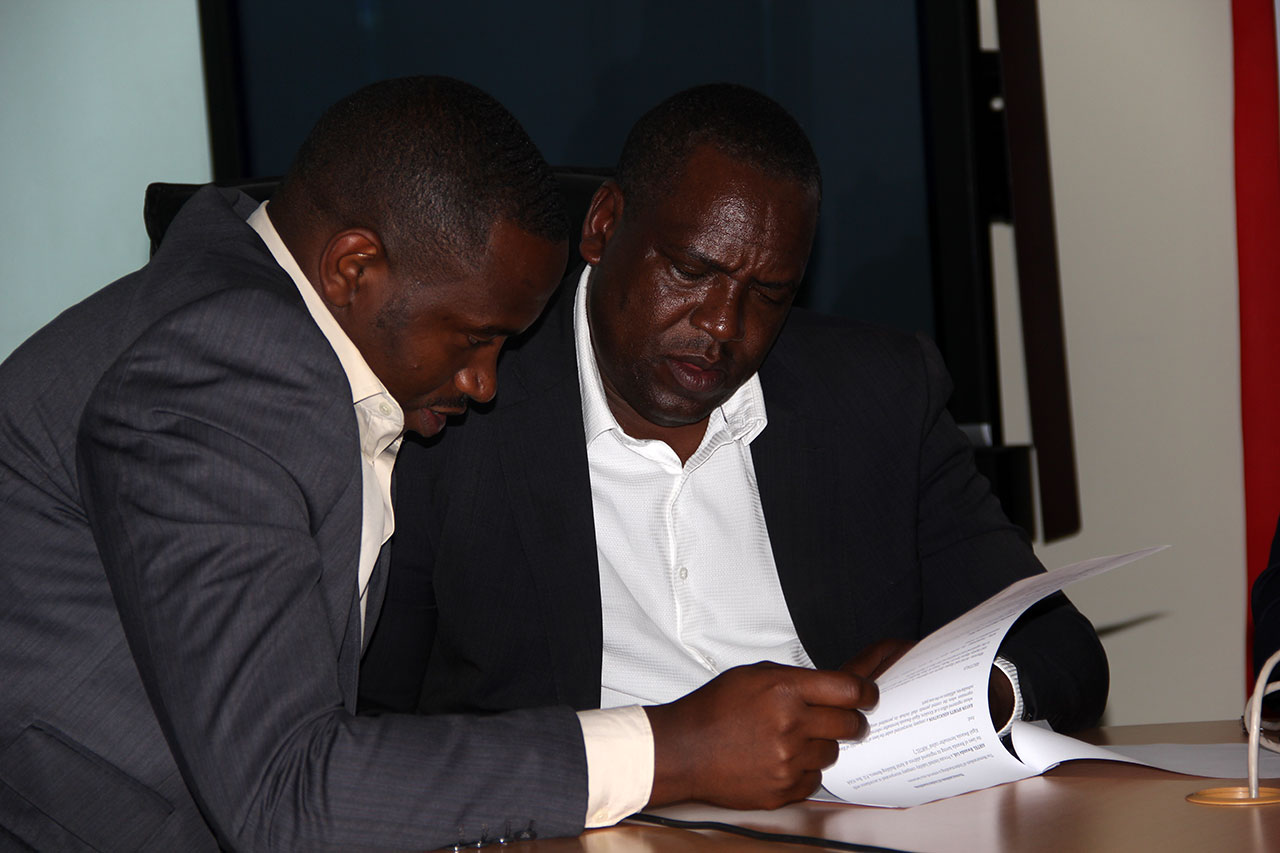 Umubitsi wa Rayon Sports Muhire Jean Paul na Visi-Perezida Muhirwa Freddy babanje kunyuza amaso mu masezerano