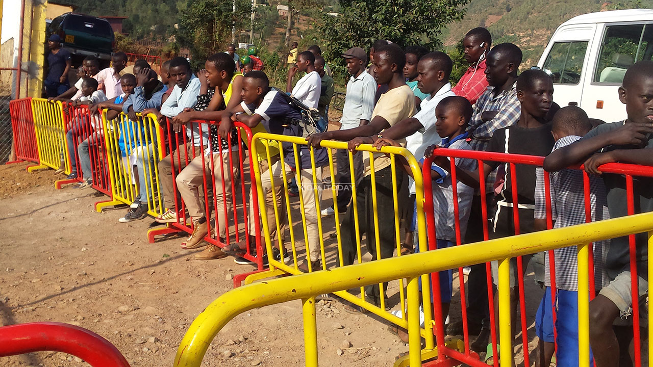 Abafana bareberaga hanze ntibari bemerewe kwinjira mu kibuga imbere