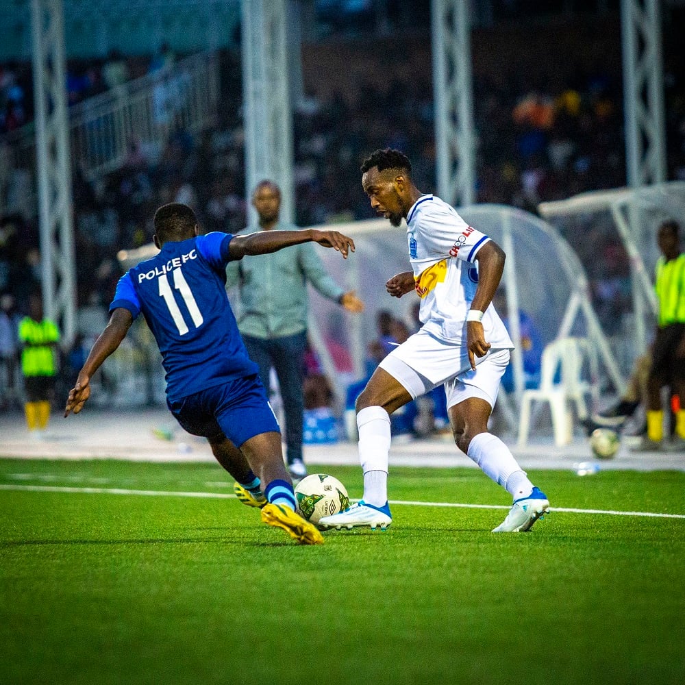 Bugingo Hakim wa Rayon Sports agerageza gucenga Nsabimana Eric wa Police FC