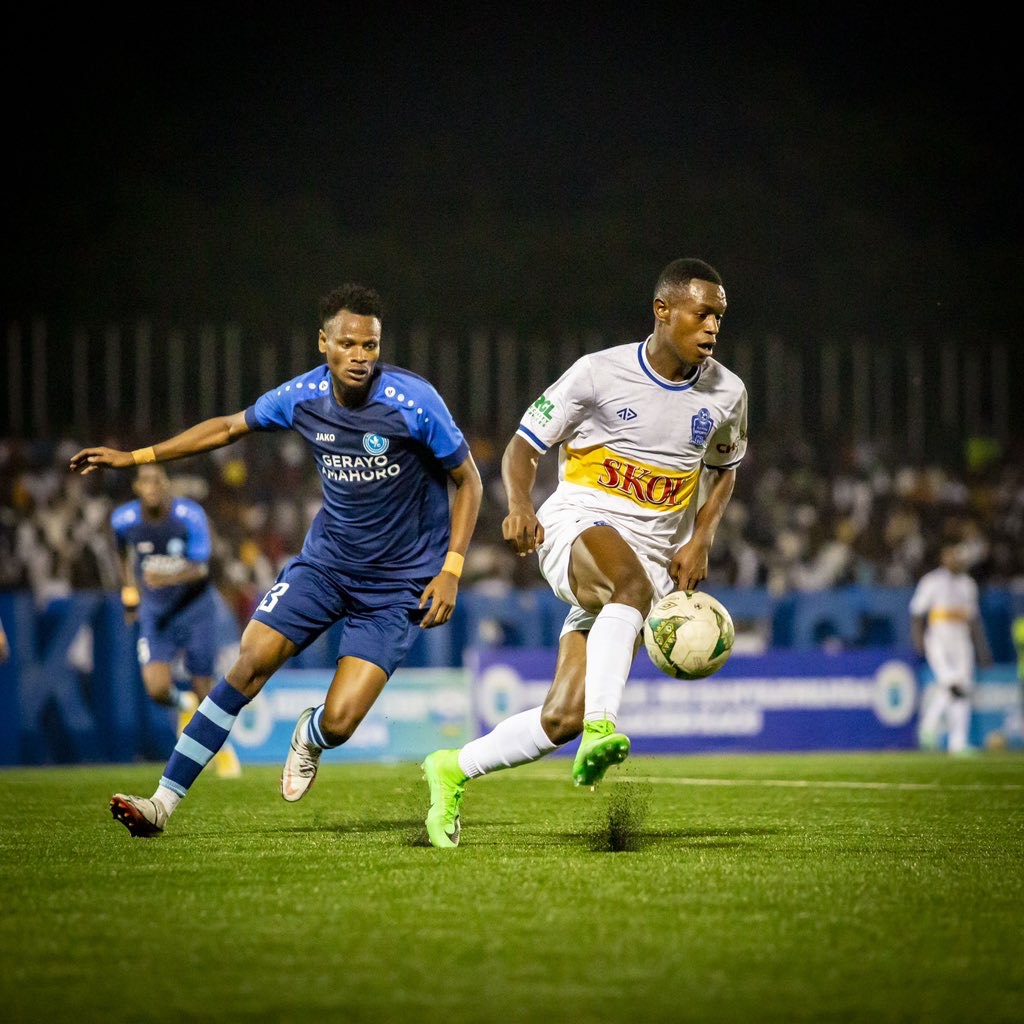 Iraguha Hadji wa Rayon Sports agerageza gucika Rurangwa Moss