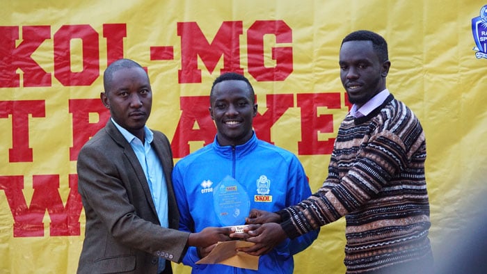 Bizimana Yannick yashyikirijwe igihembo na Cyiza Richard (Umubitsi wa Rayon Sports) ndetse na Tuyishimwe Kharim ushinzwe itangazamakuru muri Skol