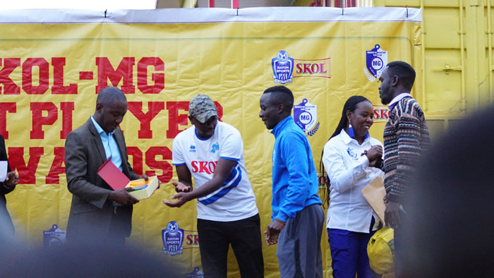 Bizimana Yannick ubwo yajyaga gushyikirizwa ibihembo