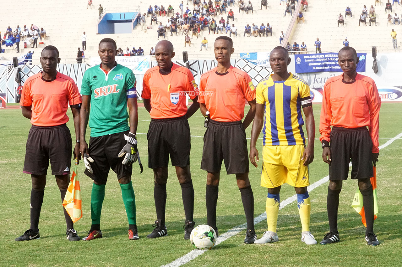 Abakapiteni b'amakipe yombi mbere y'umukino bafata ifoto n'abasifuzi