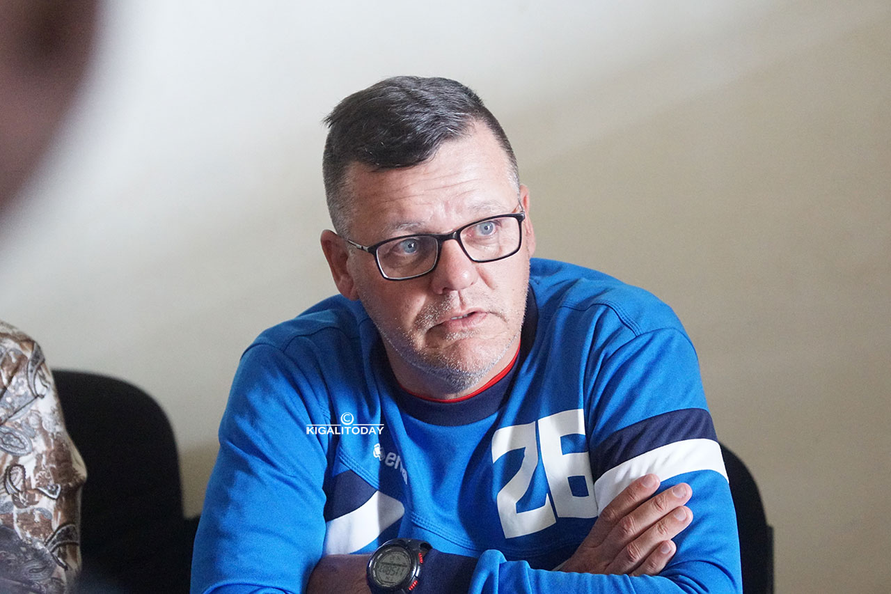 Ivan Minnaert aganira n'itangazamakuru, asobanura uko yari yafungiwe muri Afurika y'Epfo