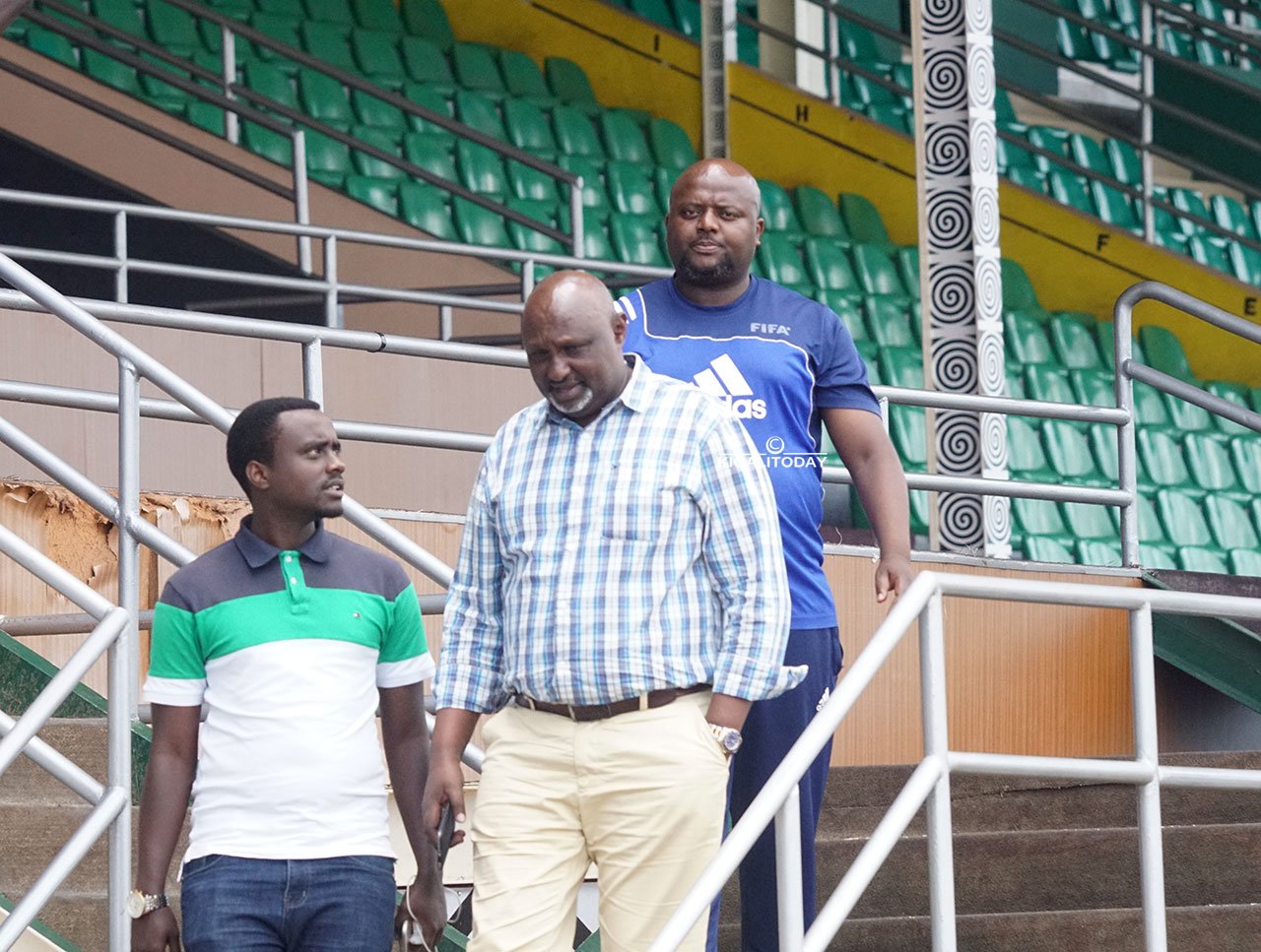 Paul Muvunyi Perezida Rayon Sports , na Claude Muhawenimana uyobora abafana (inyuma)