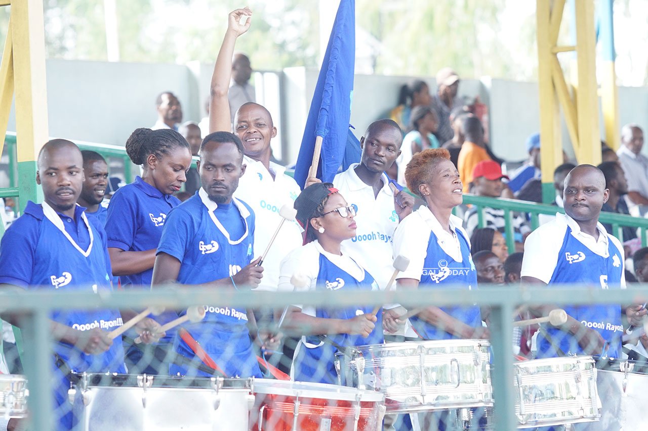 Abafana bavuza ingoma banaririmba