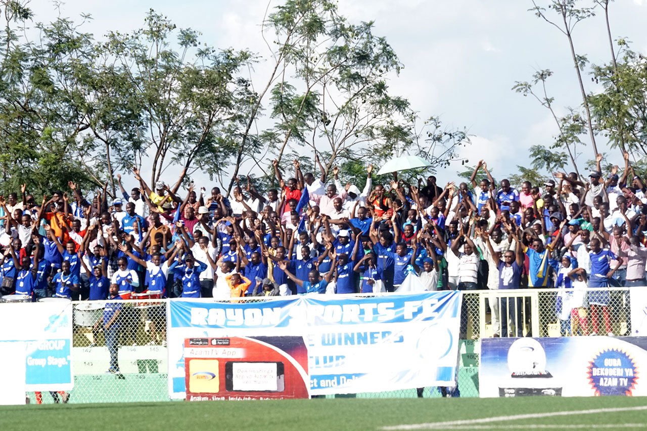 Abafana barimo aba Gikundiro Forever bashyigikira ikipe yabo