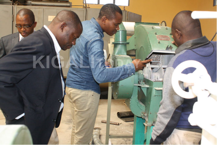 Abakozi hamwe na Mayor wa Ngororero, Ruboneza, basura uruganda ruzajya rutungana ibigori n'imyumbati.