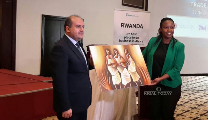 Umuyobozi wa RDB, Clare Akamanzi hamwe na Ministiri wungirije ushinzwe Ubukungu muri Turukiya, Fatih Metin