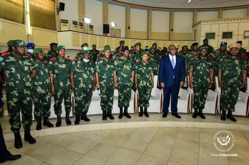 Perezida Félix Tshisekedi aherutse gukoran inama n'abasirikare bakuru