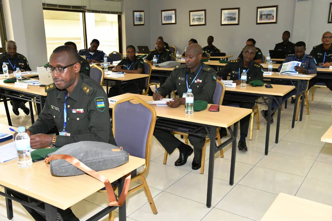Amahugurwa barimo gahabwa ni abongerera ubumenyi mu kunoza ubutumwa bw'amahoro