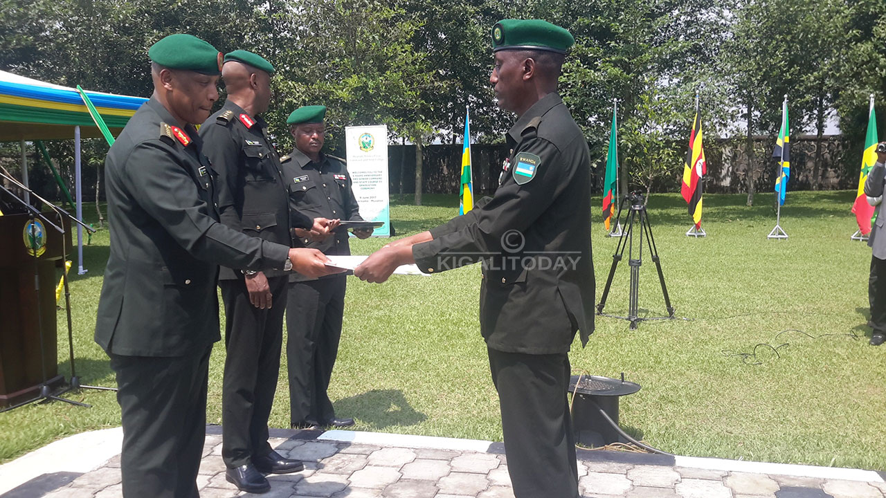 Gen Patrick Nyamvumba Umugaba mukuru w'Ingabo za RDF atanga Impamyabumenyi ku basirikare basoje amasomo