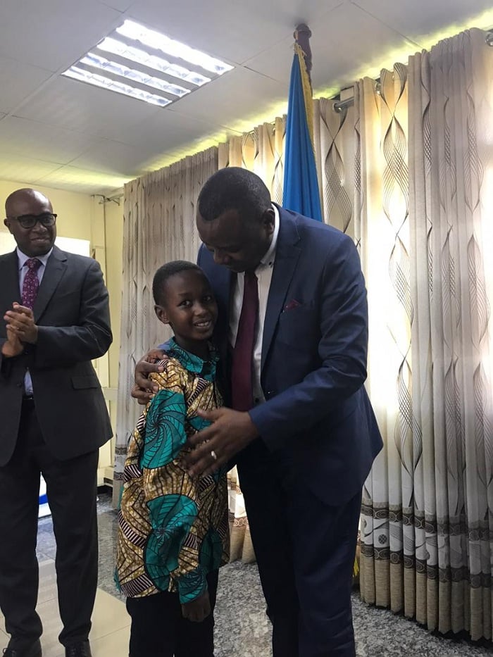 Humura Elvin wigaga mu kigo cyigenga cya Wisdom yabaye uwa mbere mu barangije amashuri abanza. Abaje mu myanya ya mbere bashimiwe n'abashinzwe uburezi ku rwego rw'igihugu