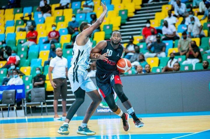 Shyaka Oliver (10) yacungirwaga hafi n'abakinnyi ba Patriots kuko yari yabazonze