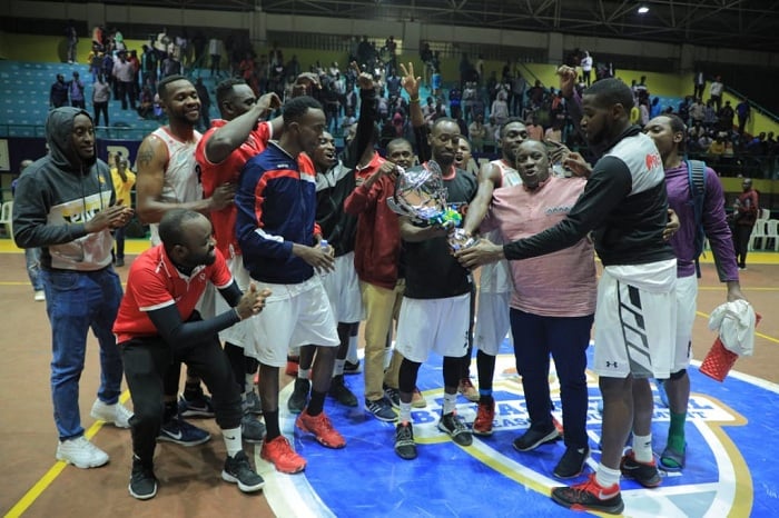 REG BBC yashyikirijwe igikombe na Thierry Nshuti ushinzwe iyamamazabikorwa muri Banki ya Kigali