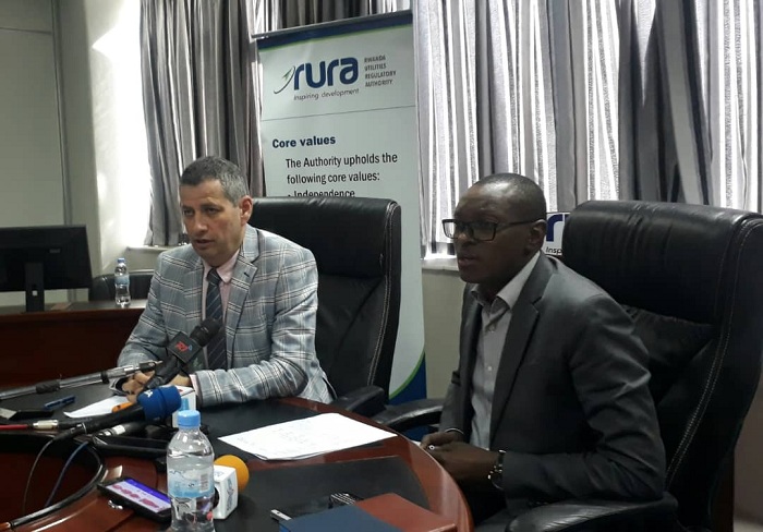 Lt Col Patrick Nyirishema wa RURA (iburyo) hamwe na Ron Weiss wa REG (ibumoso) basobanuye impamvu ibiciro by'amashanyarazi byazamuwe