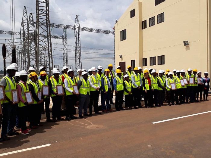 Abubatse sitasiyo y'amashanyarazi y'i Nduba hamwe n'imiyoboro igera ku mipaka u Rwanda ruhana n'ibihugu bituranyi, bose ni Abanyarwanda. Aha bari mu ifoto hamwe n'abandi bafatanyabikorwa n'abayobozi baje gutaha ibi bikorwa