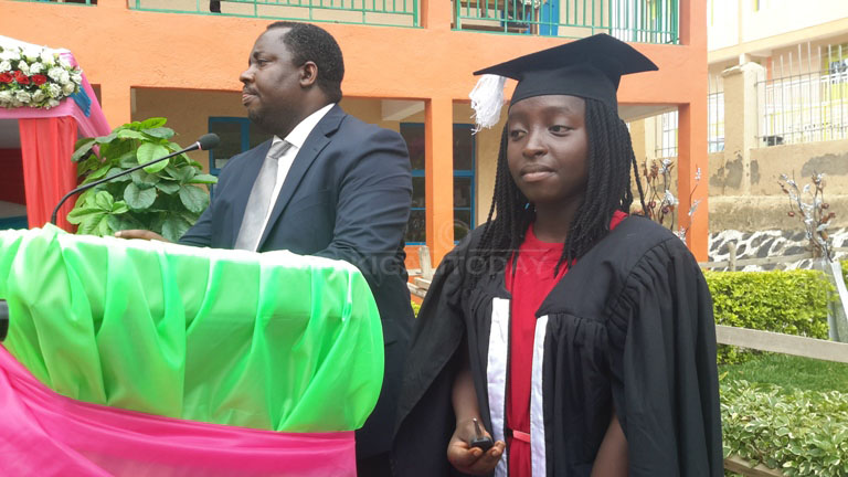 Rekeraho n'umukobwa we yahembye imodoka amushimira ko yahize benshi mu bizamini bya Leta 