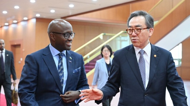 Minisitiri Nduhungirehe na mugenzi we wa Koreya y'Epfo, Cho Tae-yul 