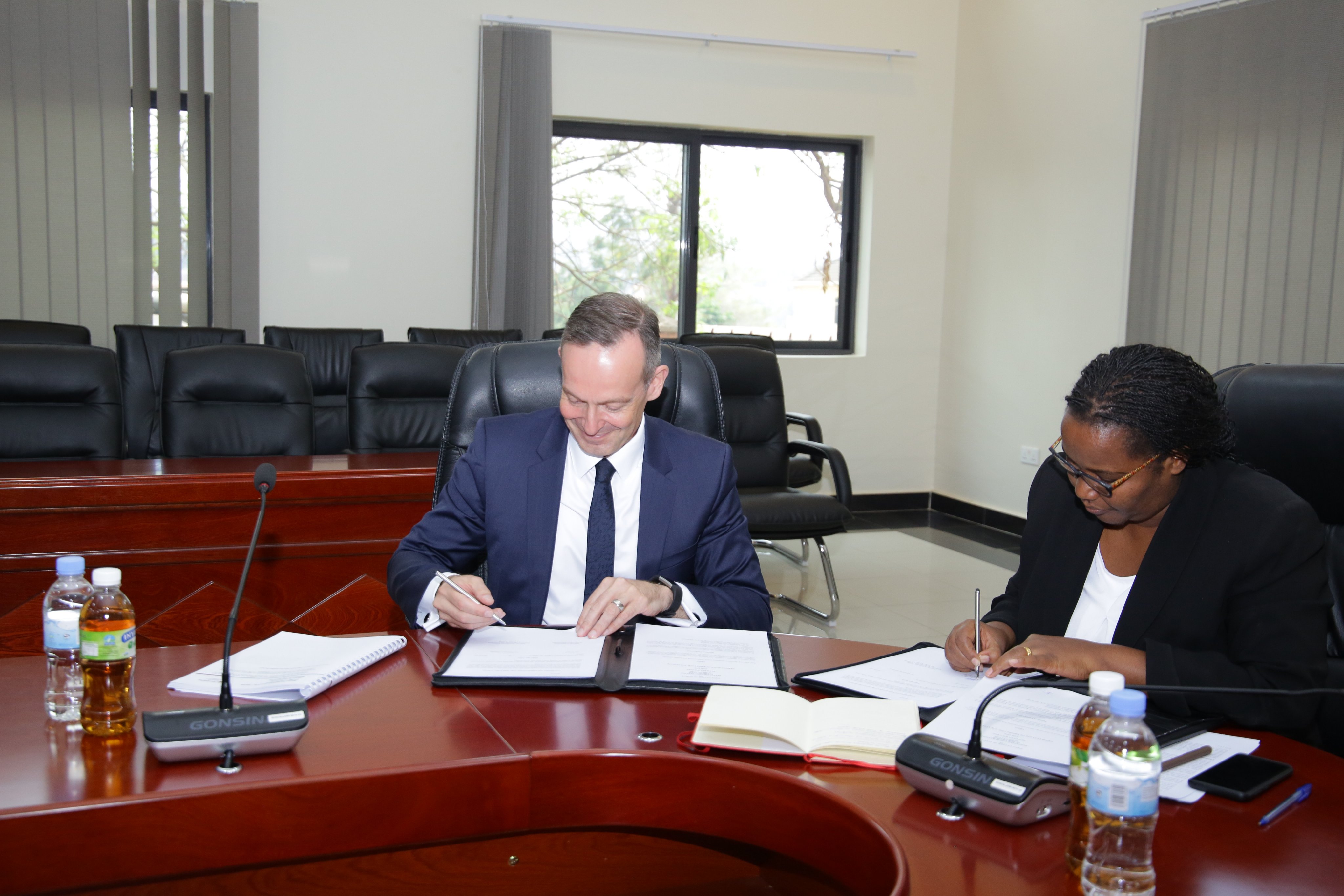 Rhenanie Palatinat n'u Rwanda byasinyanye amasezerano yo guhinga imizabibu mu Rwanda