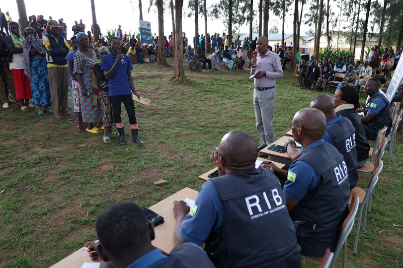 Abaturage bahawe umwanya babaza ibibazo