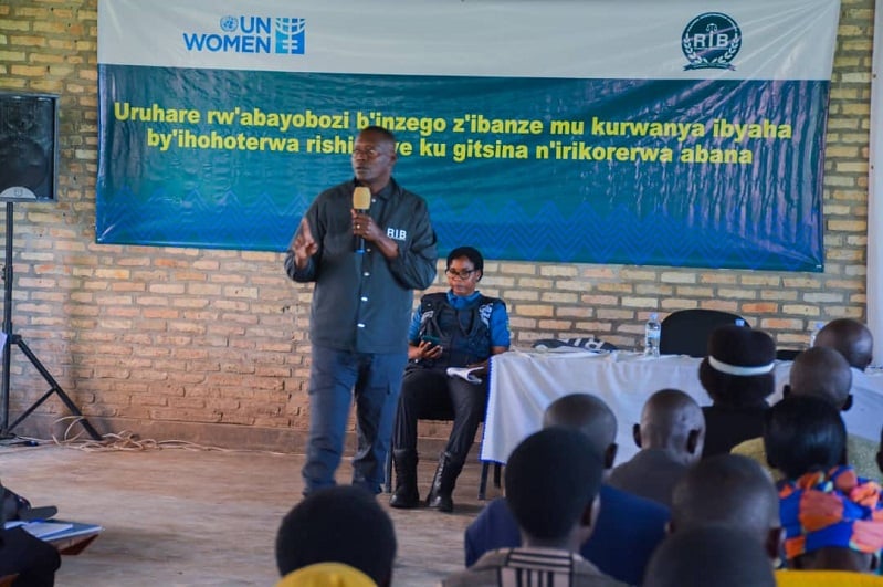 Njangwe aburira abayobozi b'inzego z'ibanze batanga raporo zirimo amarangamutima